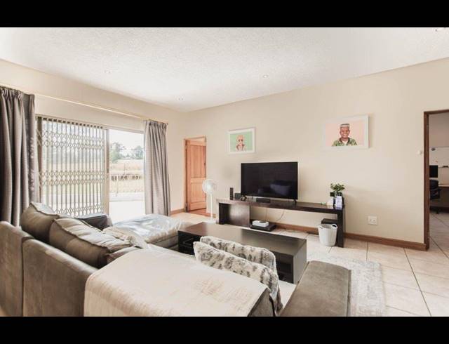 5 BEDROOM HOUSE FOR SALE IN DOWERGLEN EXT 4